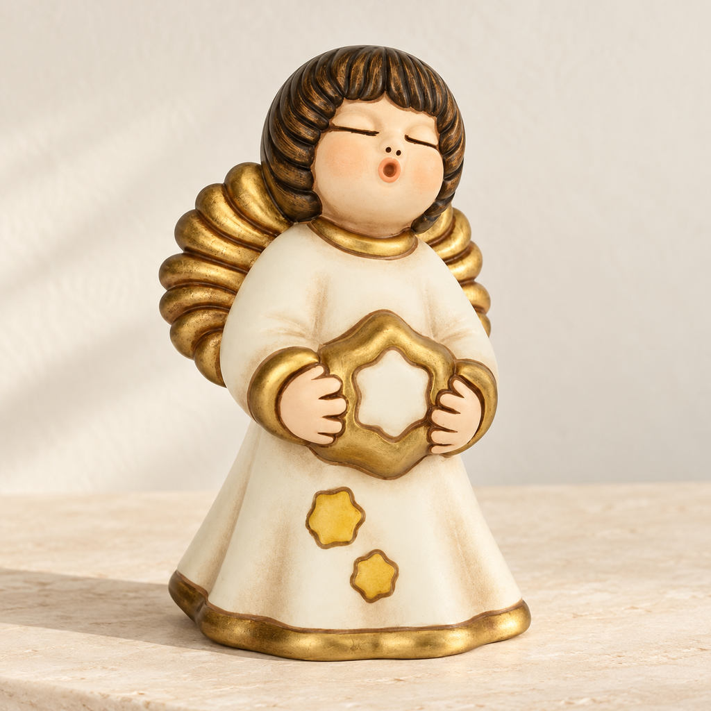 Statuetta con veste color crema, ali dorate e una stella tra le mani